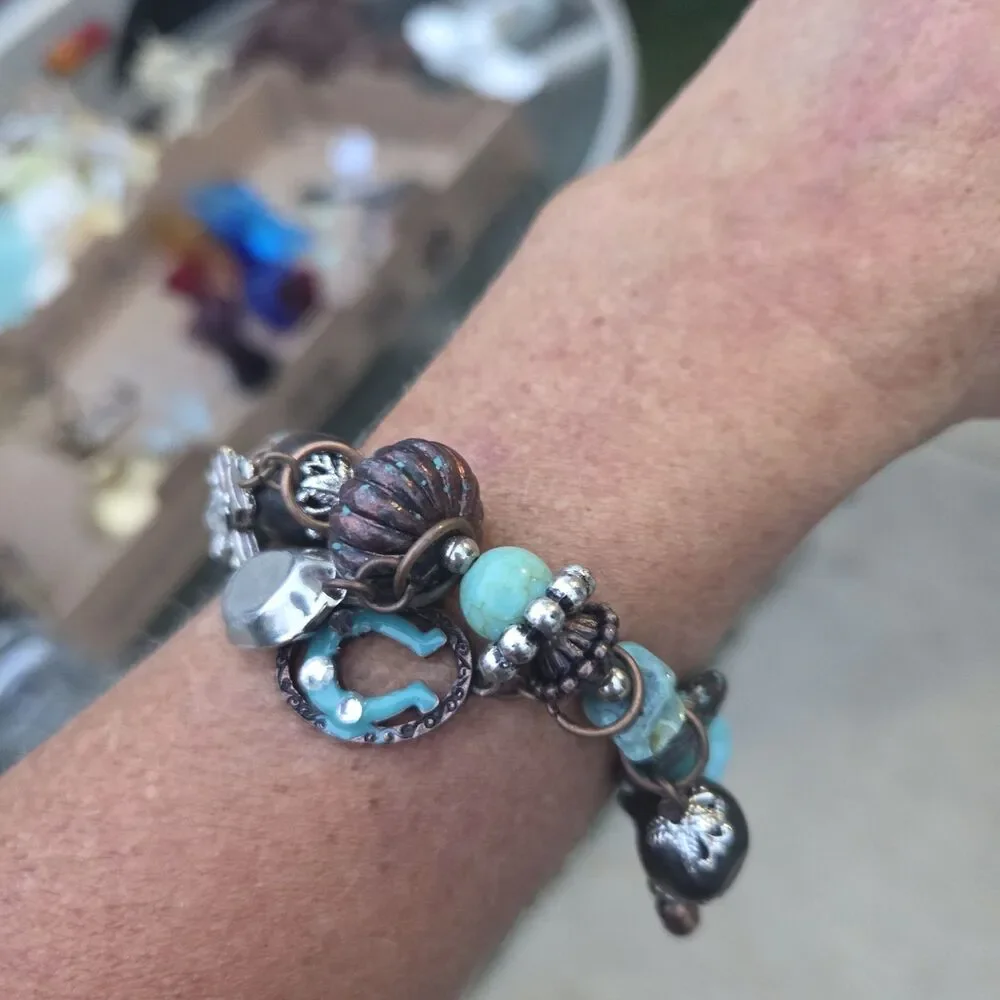 VTG Western Chunky Stretch Bracelet Turquoise Blue Beads Charms Horseshoe Cross